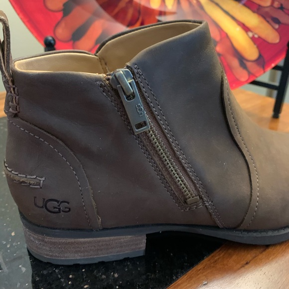 UGG boots Size 8 - Picture 3 of 3